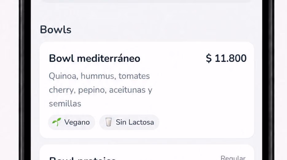 Producto Bowl mediterráneo en el menú digital con etiquetas Vegano y Sin Lactosa